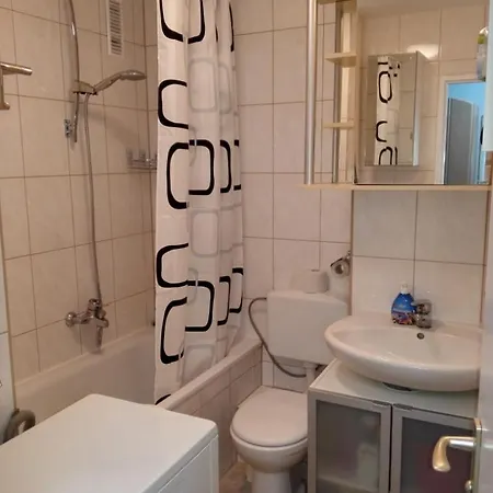 Flat, 5 Min To Train, 15 Min To Center Apartment *